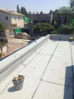 איטום גג באמצעות הלחמת יריעות ביטומניות שמבצעת חברת האיטום "האחים תמם"