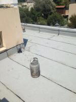 הלחמת יריעות ביטומניות לגג שמבצעת חברת "האחים תמם"