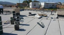 איטום גג בניין משותף באמצעות החלמת יריעות ביטומניות שבוצע על-ידי חברת "האחים תמם"