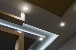 עיצוב תקרה וחלל החדר בעזרת תאורה ובנייה בגבס