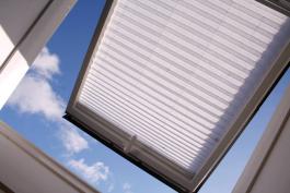 וילון לחלון עליית גג