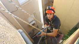 תיקון צנרת חיצונית בבניין על-ידי תליה בסנפלינג - חברת "א.א. אברהם שרותי אינסטלציה"