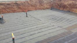 איטום גג באמצעות הלחמת יריעות ביטומניות שמבצעת חברת האיטום "האחים תמם"