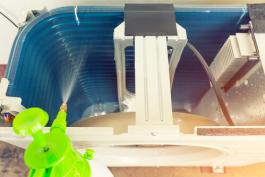 ניקוי של מדחס אוויר במערכת מזגן