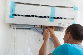 התקנה של צינורות ניקוז למזגן