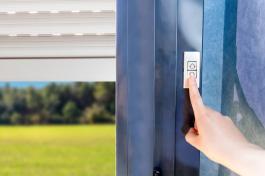 תריס חשמלי עם כפתור מקובע בקיר