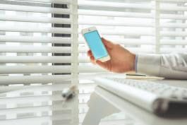 שליטה על התריסים מהטלפון הסלולרי