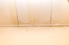 כתמי רטיבות בתקרת גבס בעקבות נזילה