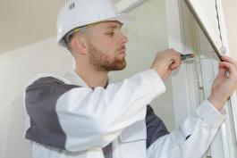 איש מקצוע מתקן תריס גלילה