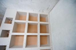 האפשרויות לבנייה בגבס הן בלתי נגמרות: נישות, ספריות, תקרות דקורטיביות ועוד