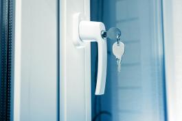 חלון עם נעילה מובנית