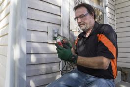 חשמלאי מבצע בדיקת חשמל מחוץ לבית בחולון