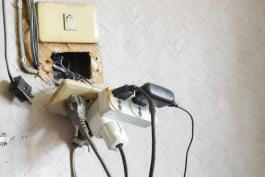 סכנה לקצר חשמלי בעקבות חיבור של מכשירים רבים לשקע בודד