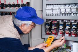 חשמלאי בעת בדיקת חשמל בדירה באשדוד