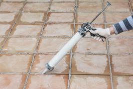 איטום רצפת אריחים באמצעות מילוי חומר במרווחים בין המרצפות