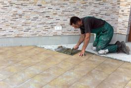 התקנה מרצפות קרמיקה לאחר תיקון מערכת איטום מתחת לריצוף