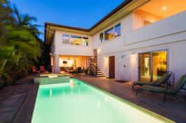 שימוש בתאורה צבעונית להעצמת האווירה בגינה מודרנית