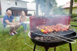 החברים הגיעו לעשות על האש בגינת גן הביתית