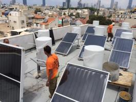 חברת "מקור החום" במהלך התקנת מערכת דוודים על גג