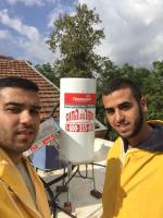 ליאור ואיש צוות מחברת "מקור החום" בעת התקנת דוד שמש על גג