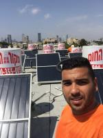 ליאור מחברת "מקור החום" בעת התקנת דוד שמש על גג