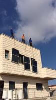 ליאור מחברת "מקור החום" והצוות שלו על גג בעת החלפת קולטים
