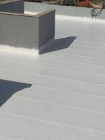 נאזר מחברת "איטום נ.פ" מבצע סיוד גג לאחר ביצוע איטום