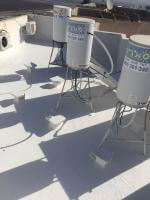 חברת "איטום נ.פ" מבצעת סיוד גג לאחר ביצוע איטום