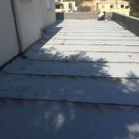 חברת "איטום נ.פ" מבצעת איטום גג באמצעות יריעות ביטומניות