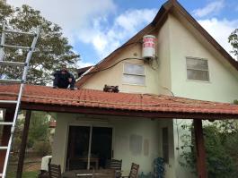דוד שמש על גג לאחר התקנה שביצע ליאור מחברת מקור החום"