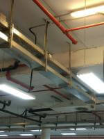 התקנת אביזרי תאורה בחניון שביצע מוטי מחברת "וולטק - פתרונות חשמל מתקדמים"