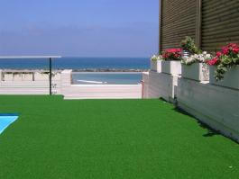 דוגמא  להנחת דשא סינטטי במקומות ציבוריים כגון מלונות ובתי קפה