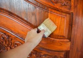 צבעי במהלך צביעה וחידוש דלת עץ