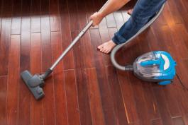 ניקוי לכלוך ואבק מפרקט עץ גושני באמצעות שואב אבק