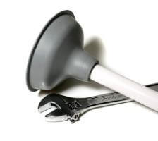 צילום של פומפה ומפתח ברגים לשחרור סתימות