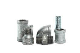 צילום של חלקים ומרכיבי צנרת ברזל