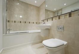 צילום של מקלחת משופצת עם אסלה תלויה מודרנית