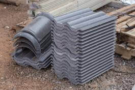 ערימה של רעפי בטון חדש (צבע אפור) באתר בנייה