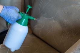 מנקה ספות מקצועי מבצע ניקוי בעזרת חומרים כימיים מתאימים