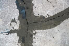 צילום איטום של סדקים בקיר בטון