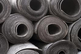 צילום של גלילי יריעות ביטומניות לשימוש באיטום גג