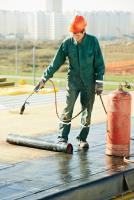 קבלן איטום במהלך עבודת איטום באמצעות ריתוך יריעות בירושלים והסביבה