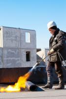 קבלן איטום מקצועי במדים מבצע עבודת איטום באמצעות ריתוך באזור מודיעין והסביבה