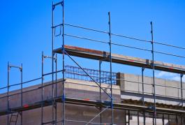 שימוש במבנה פיגומים לעבודת איטום מעקה חיצוני בגג בניין