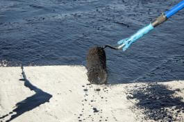 קבלן איטום מורח זפת על משטח גג בטון בבני ברק