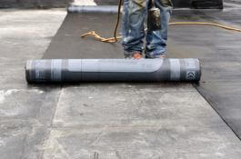 הנחת יריעות ביטומניות במהלך עבודת איטום גג ברעות