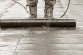 צילום של שימוש בגליל ביטומני לאיטום גג בקרית מלאכי