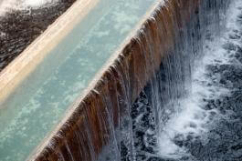 נזילת מים ממרזב חסום במהלך בדיקת איטום גג