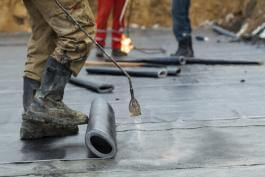 ביצוע איטום ליסודות בניין על ידי ריתוך והנחת יריעות במודיעין