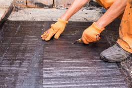 קבלן איטום בחיתוך יריעות והכנה לאיטום בעזרת מבער בגדרה